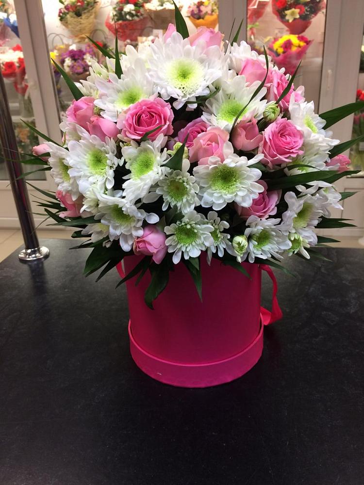 Цветочная композиция из Розы и Хризантемы в шляпной коробке в Нововолково